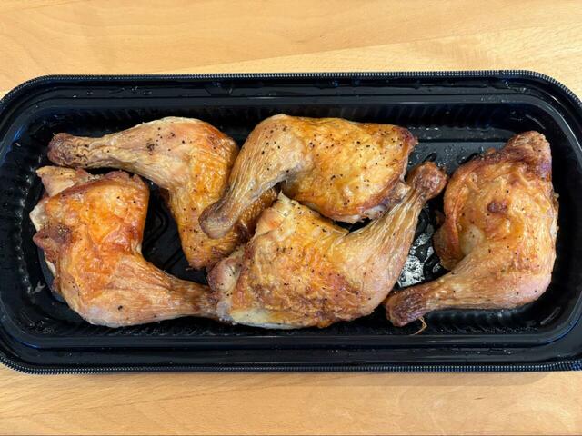 【コストコ グリルドチキンレッグ】 パリッと香ばしい皮と、ほろほろジューシーな身！温めるだけで幸せメイン完成♪