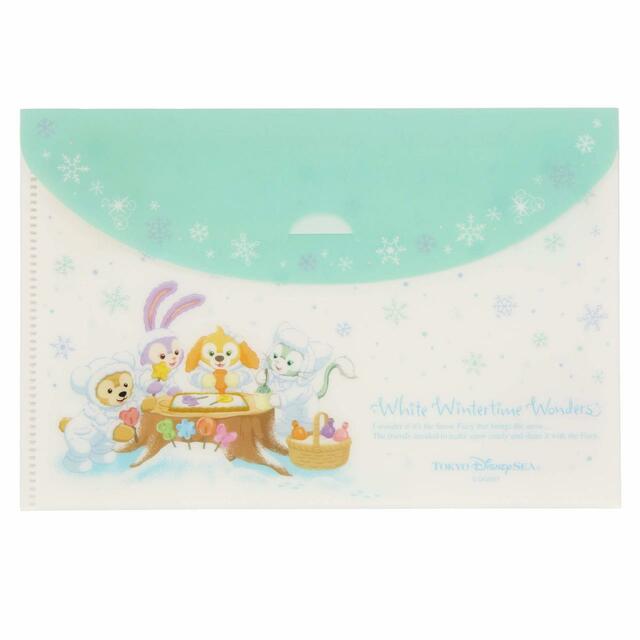 ポストカード&クリアホルダー 750円｜東京ディズニーリゾート「ダッフィー＆フレンズのホワイト・ウィンタータイム・ワンダーズ」スペシャルグッズ｜販売店舗：東京ディズニーシー「マクダックス・デパートメントストア」｜発売日：2023年11月1日（水）