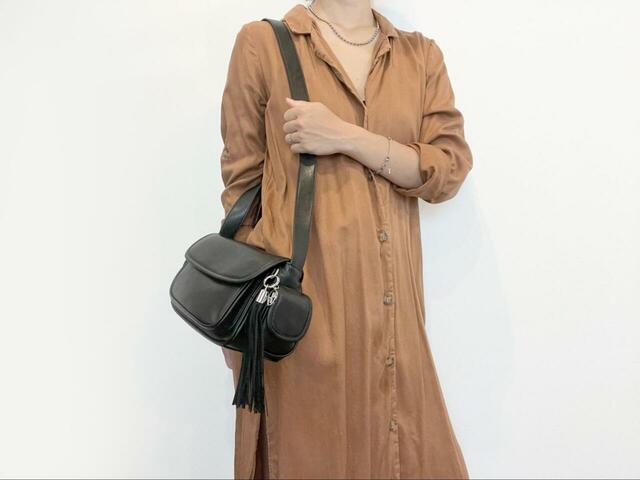 【niko and...　オリジナル6ポケットタッセルショルダーバッグ】ブラウンのシャツワンピースとも相性抜群◎