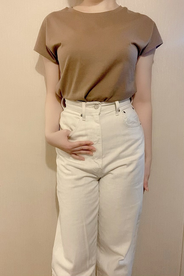 【UNIQLO（ユニクロ）】スムースコットンフレンチスリーブT（半袖）BROWN Sサイズ着用／ワイドデニムを合わせると、ほどよくカジュアルに着こなせます