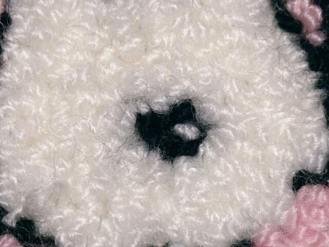 最後にお鼻をひと刺し。これでパンチニードル作業は終了です