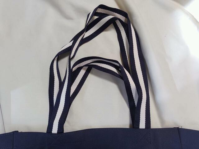 手持ち、ショルダー持ちできるストラップつき