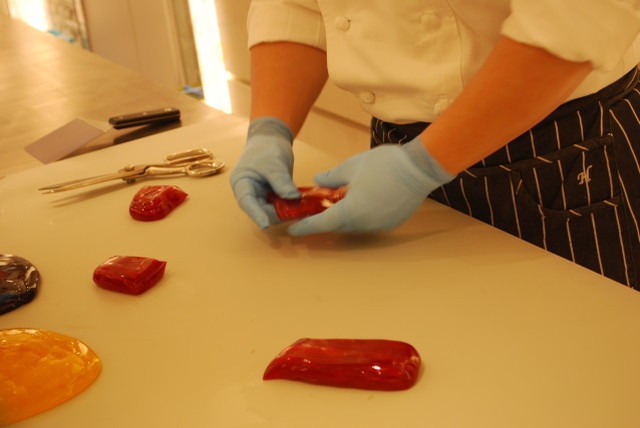 CANDY SHOW TIME：ライチキャンディーづくり・形を整えながら文字を作っていきます