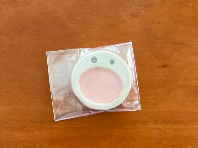 【香源 お香20種セット】ピンクの色合いがかわいい、穴が2つあいた香立て