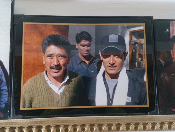 ロビーに飾ってあるホテルオーナーとアミール・カーンの記念写真。