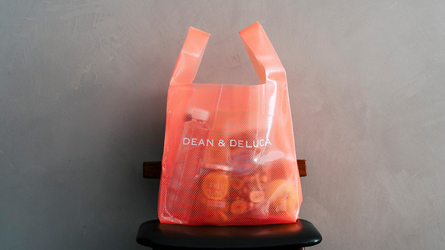 【DEAN ＆ DELUCA ショッピングバッグ EVA コーラルオレンジ】サイズは約縦35×幅29×マチ16cm。マチ広なので大きく重い物も安定して収納できるのが魅力！