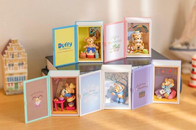 フィギュア 1,800円|東京ディズニーリゾート「ダッフィー&フレンズ20周年:カラフルハピネス」過去のアートがデザインされたスペシャルグッズ|販売店舗:東京ディズニーシー「マクダックス・デパートメントストア」|発売日:2025年12月18日(木)