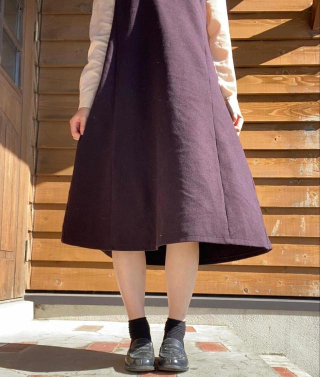 【UNIQLO（ユニクロ） ブラッシュドジャージージャンパースカート】子どもっぽくならないひざ下丈