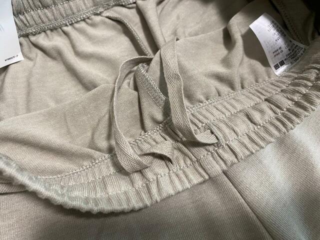 【ユニクロ　ソフトブラッシュドイージーパンツ】ウエストの内側に紐がついているので、サイズ調節は簡単にできます♪