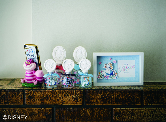 （左から）フォンスタンド ¥2,376、フォンカバー（iPhone7/6s/6対応） ¥2,808、ディフューザー（3個セット／ローズティーの香り1個、ホワイトティーの香り2個） ¥2,484、ディフューザー（ローズティーの香り、ホワイトティーの香り） 各¥1,944、フォトフレーム ¥3,024