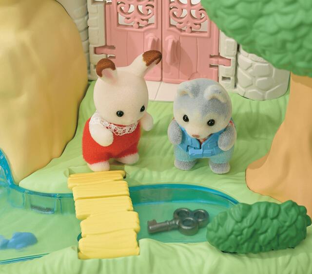 「シルバニアファミリー ひみつの森の大きな滝」秘密の鍵を発見！