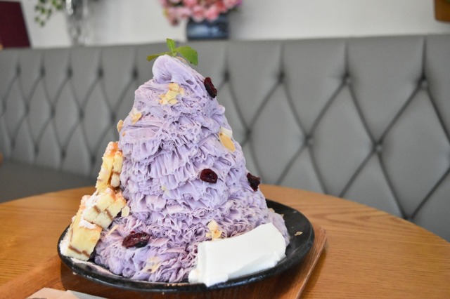 紫色のパーティードレスのよう