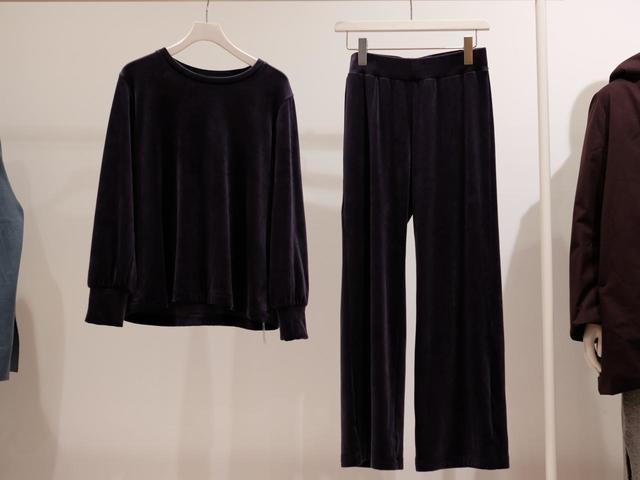 ベロア素材のラウンジウェア「ウルトラストレッチスムースセット（長袖）」¥2,990