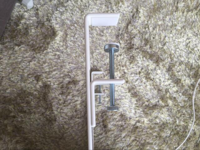 【山崎実業(Yamazaki) デスク下 ケーブル ＆ ルーター収納 ラック】デスク天板取り付けパーツのネジをゆるめ、デスク天板に奥まで差し込みます