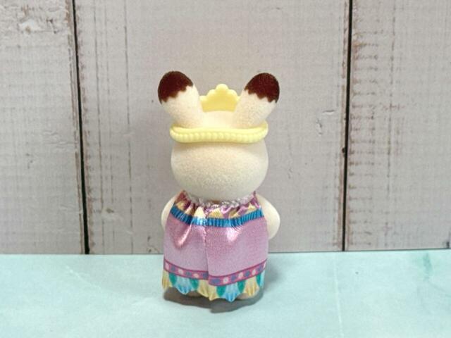 後ろ姿もしっかりおしゃれなドレス