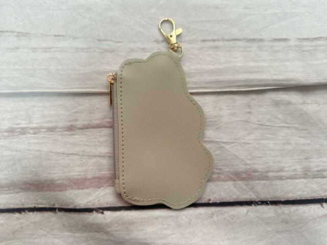 背面は装飾がないシンプルなデザイン