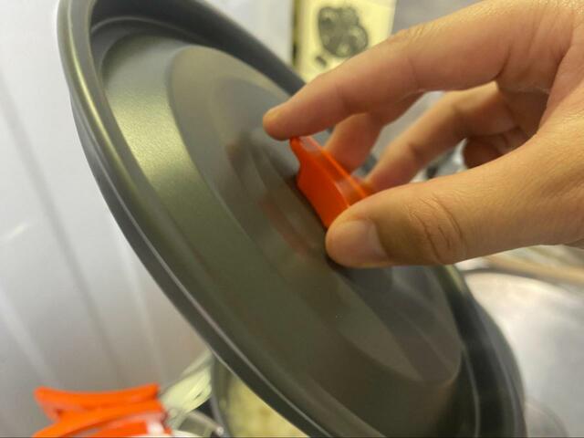 【ニトリ　キャンピングクッカー (13点セット)】蓋は持ち手が小さいので火傷に気をつけて