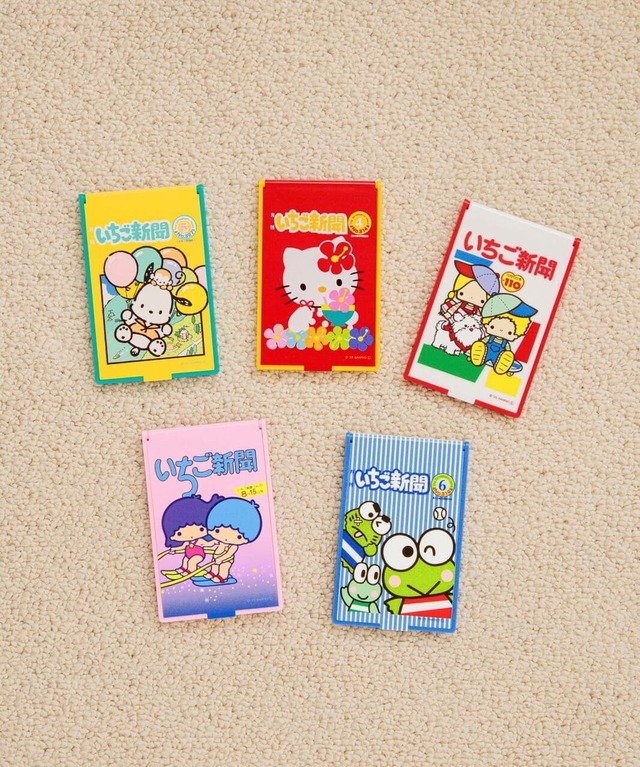 【LOWRYS FARM「いちご新聞」コラボレーション】「【いちご新聞】miniミラー」880円/蓋部分と土台部分で配色になっているのもデザインポイント