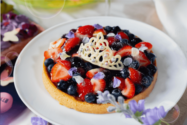 「『ウィキッド永遠の約束』コラボレーションメニュース」＜期間：2026年2026年3月2日～＞【“お花見×アウトドア料理”をインドアで楽しむグランピングブッフェ開催！映画「ウィキッド 永遠の約束」コラボメニューも登場！】