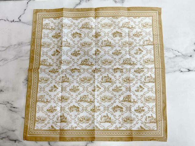 【Seria（セリア）】お色はブルーとベージュの2色展開。サイズは約50cm×50cmの大判サイズ！