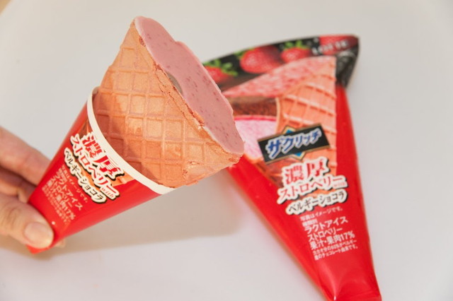 「アイスマニア☆ミーティング」で試食！　ロッテ ザクリッチ 濃厚ストロベリー with ベルギーショコラ 160円（税別）