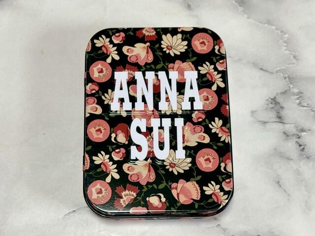 ANNA SUIコスメティックスらしい、ムードあふれるフラワー柄！