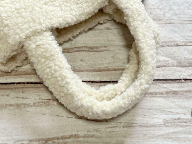 持ち手ももこもこ♪ちょうど腕にかけて持てる長さです