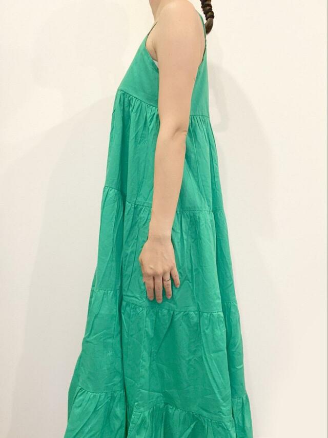 【coca キャミワンピース】横から見ると、Aラインシルエットが目立ってよりいい感じに♪