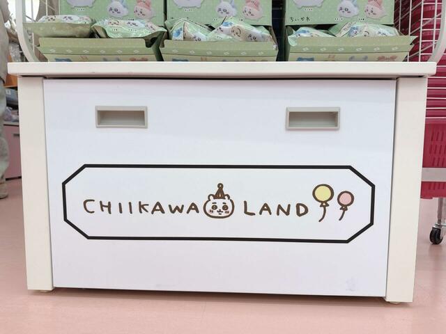 商品棚の下部にもかわいい装飾が施されています!