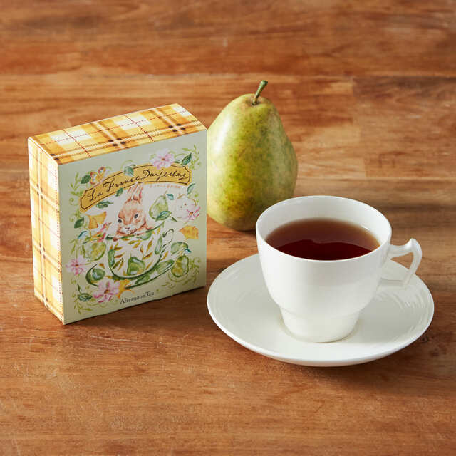 【アフタヌーンティー・ティールーム】「ラ・フランスダージリン（ラ・フランス香料使用）」￥1,100（ティーバッグ3g×10個）フルーティーな甘い香りが特徴のセカンドフラッシュダージリンに、瑞々しいラ・フランスをイメージしたフレーバーが上品に香ります