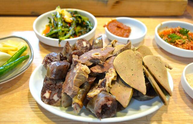 仁王市場の屋台のスンデ（腸詰）の盛り合わせ