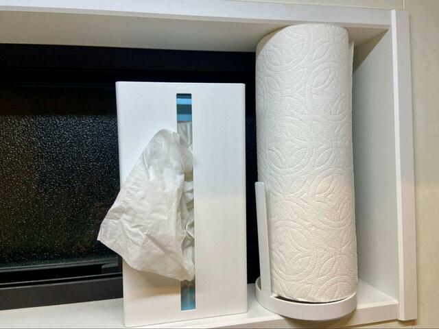 【山崎実業 tower　縦型ティッシュスタンド】キッチンやリビング、洗面所や玄関など、どこに置いてもしっくり♪