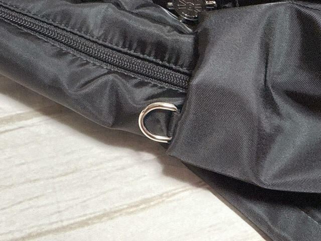 左側のサイドポケットにはDカン付きで、チャームやカチューシャホルダーをつけるのにもぴったり♪