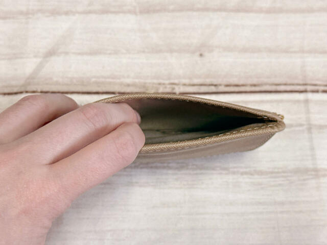 中央部分には紙幣入れがあります