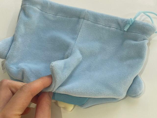 【すみっコぐらしののびのびお片付け巾着　ぺんぎん（本物）】後ろ姿もふわふわで癒される！