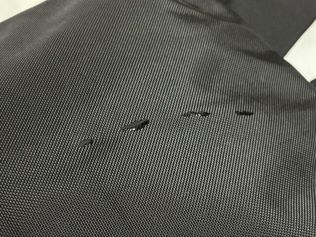 【FOUND GOOD ビジネススクエアリュック】素材は撥水性のある高密度ポリエステル。水をかけてもすぐに弾きます