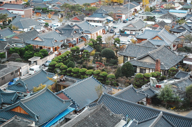 伝統家屋の甍の波が連なる全州韓屋マウル