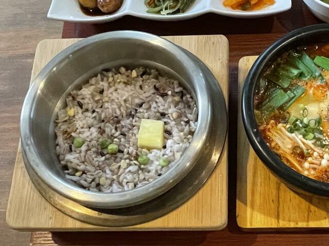 【釜めし 大統領】釜のふたを開けると鶏釜飯でも五目釜飯でもない、サツマイモとグリーンピースがはいった雑穀米が炊きあがっていた