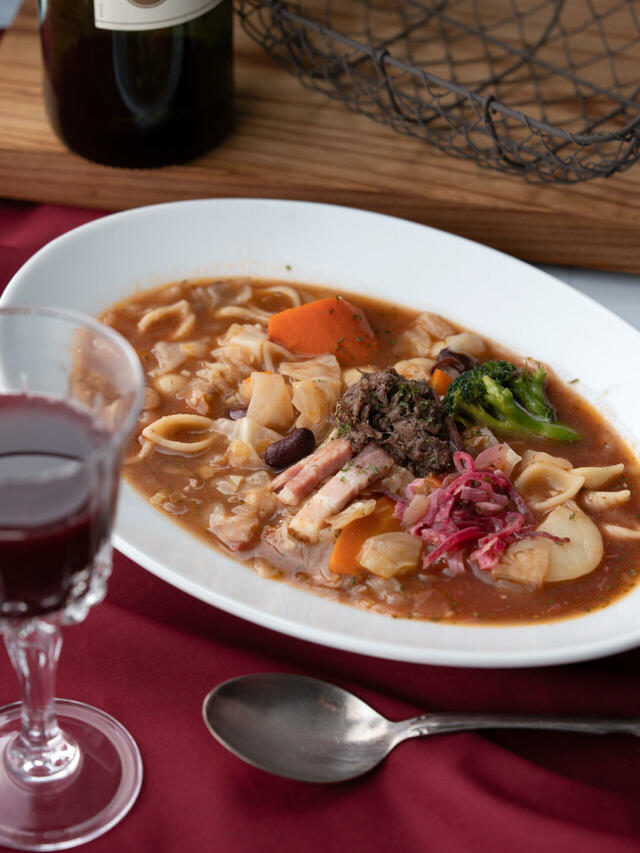 成城石井自家製 国産ビーツと牛肉のごろっと食べるボルシチ 755円(税込) 10月22日(木)発売