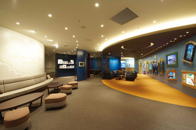 落ち着いた雰囲気の内部。もちろん、ディズニーキャラクターたちのモチーフも多数