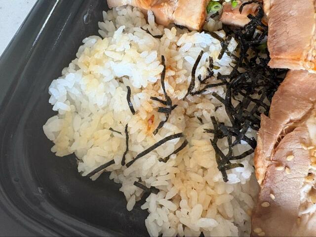 【ロピア やわらか焼豚めし】甘辛いタレがしっかり染みたご飯も主役級のおいしさ!