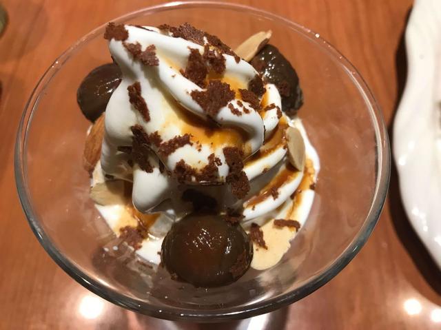 上からのぞくとこんな感じ【びっくりドンキー】『マロンの塩キャラメルパフェ』