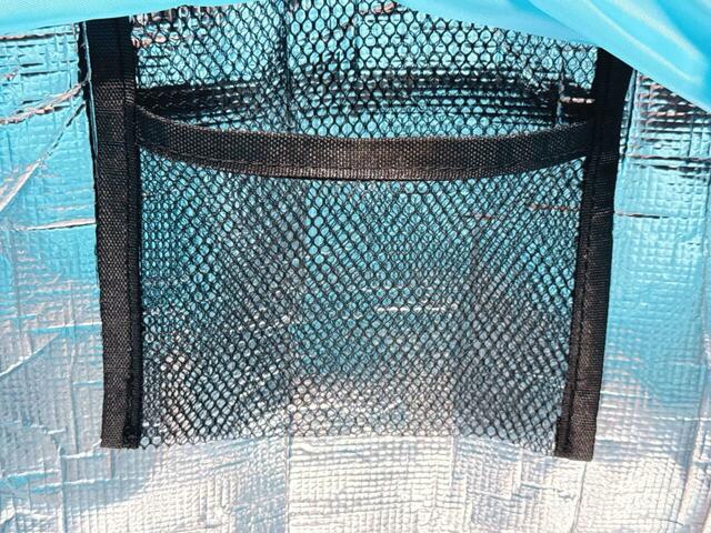 保冷剤を入れられるメッシュポケットつき