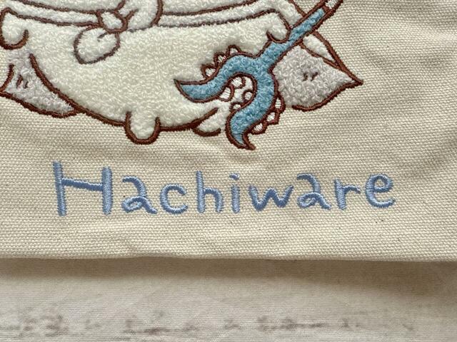 「Hachiware」のロゴ刺繍もキュート