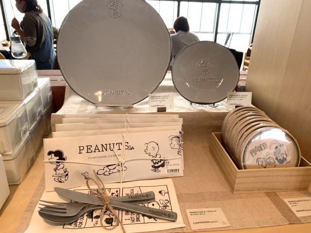 お店で使用している食器やカトラリーも販売