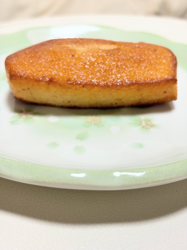 【セブン-イレブン　お店で焼いた焦がしバター香るフィナンシェ 】口に含むとバターの旨味がジュワッと染み出します