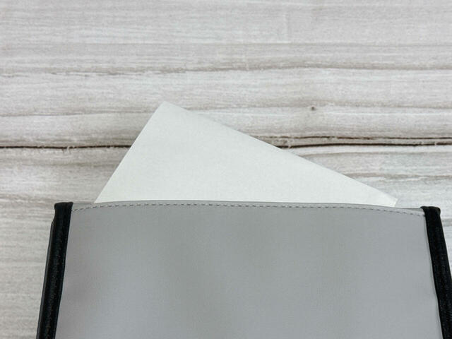 背面のポケットにはA4用紙を4つ折りしたものが入ります。印刷したものなどを入れてもOK