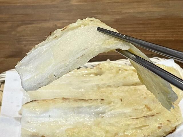 【釜めし 大統領】べチュジョン。小麦粉をつけた白菜を揚げ焼きにしたシンプルな料理なのだけれど、これがめちゃくちゃうまい