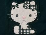 キティちゃんのリボンとお洋服がギンガムチェック柄になっているのがポイント！