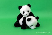 【上野パンダファミリーグッズ】ぬいぐるみは自由なポーズを取って遊べます